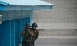 Des soldats nord-coréens à la frontiÚre avec la Corée du Sud , le 27 juillet 2016