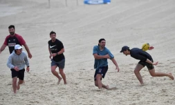 Des habitants de Sydney jouent au rugby à Bondi Beach à l'issue d'un confinement de quatre mois, le 11 octobre 2021 en Australie
