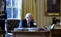Donald Trump s'entretient au téléphone avec le président russe Vladimir Poutine, le 28 janvier 2017 à Washington