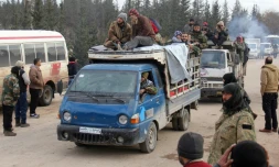 Rebelles et civils sont évacués des quartiers est d'Alep le 16 décembre 2016 vers la région de Khan al-Aassal (ouest d'Alep)