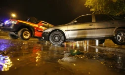 Une voiture est bloqué dans une rue qui a été inondée par les intempéries à Nice, le 3 octobre 2015