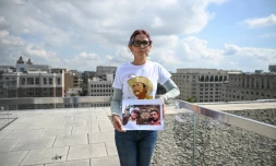 Brenda Diaz Valencia arbore une photo de son père Antonio Diaz Valencia et de l'avocat Ricardo Lagunes, tous deux disparus après avoir critiqué les pratiques minières au Mexique, à Washington, aux Etats-Unis, le 3 octobre 2024