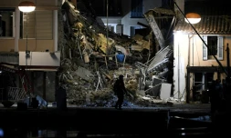 Un pompier devant un immeuble qui s'est effondré à Sanary-sur-Mer, dans le Var, le 7 décembre 2021