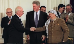 Le 28 septembre 1995, le président américain Bill Clinton (C) observe le premier ministre israélien Yitzhak Rabin (2e D) et Yasser Arafat (2e D), dirigeant de l'OLP, se serrer la main après la signature d'un accord, à Washington.