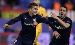 Le Français Antoine Griezmann (g), après le premier de ses deux buts contre le FC Barcelone, avec son coéquipier Koke, le 13 avril 2016 à Vicente Calderon