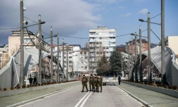 Des soldats de l'Otan traversent le principal pont de Mitrovica, au Kosovo, le 1er février 2018