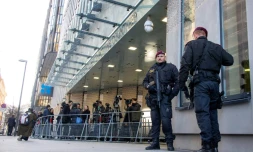 Des policiers autrichiens gardent l'entrée du siège de l'Organisation des pays exportateurs de pétrole (OPEP) à Vienne, le 5 décembre 2018