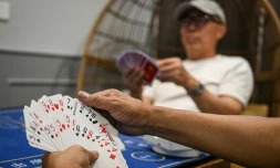 Tang Songyuan (d), qui a ouvert un club de "lancer d'oeufs", un jeu de cartes populaire en Chine, le 15 août 2024 à Hangzhou