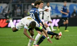 Le milieu de l'Atalanta Aleksey Miranchuk pris en tenailles par le capitaine de l'OM Geoffrey Kondogbia et Quentin Merlin lors du match nul au stade Vélodrome, le 2 mai 2024