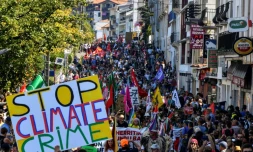 "ArrĂȘtez le crime climatique", clame une pancarte dans la manifestation anti-G7 Ă Hendaye, prĂšs de Biarritz oĂč sont rĂ©unis les chefs d'Etat le 24 aoĂ»t 2019