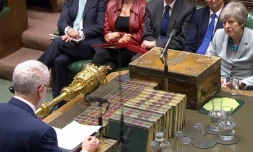 Capture écran d'une vidéo du Parlement britannique montrant Theresa May (d) écouter Jeremy Corbyn, à la Chambre des communes, le 25 mars 2019