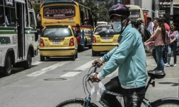 Un cycliste de Medellin en Colombie porte un masque pour se protéger de la pollution, le 7 mars 2018