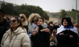 Des Israéliens assistent aux funérailles de l'otage Ran Gvili, à Meitar, le 28 janvier 2026