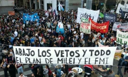 Manifestation devant le Congrès national contre les vetos du président argentin Javier Milei à Buenos Aires, le 17 septembre 2025