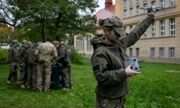 Une élÚve d'une école militaire polonaise se forme à l'usage de drones à l'extérieur de l'établissement, à Legnica le 8 octobre 2025