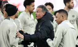 Les joueurs du PSG dont Kylian Mbappé s'entraßnent autour de Luis Enrique au stade Anoeta, le 4 mars 2024, veille du match contre la Real Sociedad