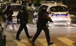 Un policier cagoulé porte un LBD lors de violences urbaines à Villeneuve-la-Garenne, le 20 avril 2020