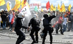 Des policiers anti-émeutes affrontent des manifestants opposés aux réformes du président Michel Temer, à Brasilia, le 24 mai 2017