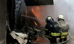 Des pompiers essaient d'éteindre le feu au marché de Sloviansk, en Ukraine, provoqué par un bombardement russe, le 5 juillet 2022