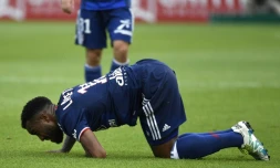 L'attaquant de Lyon, Alexandre Lacazette, touché à un genou, s'écroule sur la pelouse lors du match face à Dijon au stade Gaston-Gérard, le 27 août 2016
