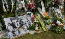 Des fleurs et des portraits de l'acteur Alain Delon à la porte d'entrée de sa propriété à Douchy (Loiret), le 20 août 2024