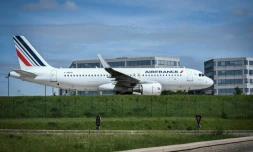 Un avion garé sur le tarmac de l'aéroport de Roissy-Charles de Gaulle, le 24 avril 2018