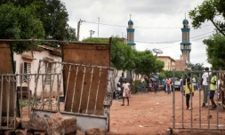 Barricades Ă©rigĂ©es autour de la mosquĂ©e oĂč prĂȘche l'imam Mahmoud Dicko, Ă Bamako le 12 juillet 2020