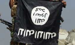 Le drapeau de l'Etat islamique brandi par des soldats irakiens aprĂšs la conquĂȘte d'un territoire prĂšs de Baiji, en Irak le 19 octobre 2015