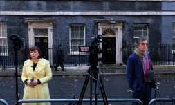 Des journalistes devant le 10 Downing Street aprÚs un remaniement ministériel, le 13 novembre 2023 à Londres