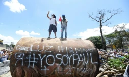 Des opposants vénézuéliens bloquent une autoroute dans l'est de Caracas, le 20 mai 2017