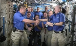 Capture d'écran de la NASA TV, qui montre la transmission du commandement de l'ISS de Shannon Walker à Akihiko Hoshide, devant le reste de l'équipe, le 27 avril 2021 