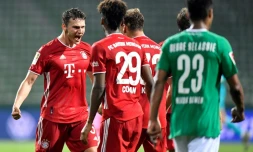 Le Français Benjamin Pavard célèbre avec des coéquipiers la victoire de leur équipe face au Werder Brême, synonyme de titre de champion d'Allemagne, le 16 juin 2020 à Brême