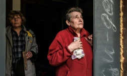 Anna Poladyiuk, à droite, 66 ans, écoute les sirènes annonçant des nouveaux bombardements à Severodonetsk, dans l'est de l'Ukraine, le 18 mai 2022