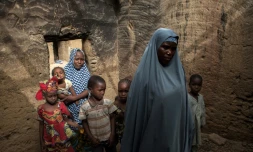 Quand les deux petits frères de Yagana Bukar -ici chez elle à Damasak, tenant un enfant dans les bras- ont été kidnappés par le groupe jihadiste Boko Haram au Nigeria il y a trois ans, il n'y a eu ni vague d'émotion internationale, ni manifestation dans les rues d'Abuja.