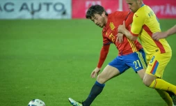 L'attaquant espagnol David Silva (g) à la lutte avec le milieu défensif roumain Doru Mihai Pintilii lors d'un match amical, le 27 mars 2016 à Cluj-Napoca (nord de la Roumanie)