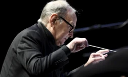 Le musicien Ennio Morricone dirige un orchestre Ă Helsinki, le 30 novembre 2016