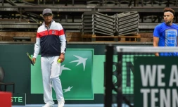 Le capitaine Yannick Noah supervise l'entraînement de ses joueurs, dont Jo-Wilfried Tsonga, le 21 novembre 2017 à Villeneuve-d'Ascq, en vue de la finale de la Coupe Davis