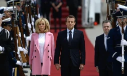 Emmanuel Macron et Brigitte Macron débarquent de l'avion présidentiel français à la Base Andrews dans le Maryland, le 23 avril 2018
