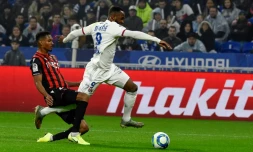 L'attaquant de Lyon Moussa Dembélé (d) tente d'échapper au défenseur niçois Christophe Hérelle, le 23 novembre 2019 à Décines-Charpieu