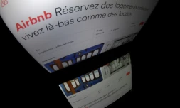 Logo de la plateforme de location Airbnb, sur un écran, le 2 mars 2017 à Paris 