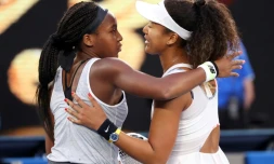 L'Américane Coco Gauff (g) congratule la Japonaise Naomi Osaka après l'avoir battu au 3e tour de l'Open d'Australie, le 24 janvier 2020 à Melbourne