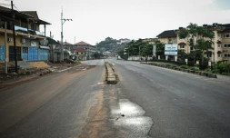 Une rue déserte de Freetown, le 26 novembre 2023 en Sierra Leone
