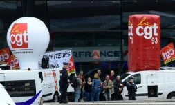 Les employés grévistes de l'aéroport Paris Charles de Gaulle rassemblés devant l'aéroport, à Roissy le 1er juillet 2022 