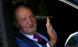 L'ex-roi d'Espagne Juan Carlos Ier était reçu lundi par son fils, le roi Felipe VI, à l'issue d'une première visite controversée en Espagne, près de deux ans après son départ en exil aux Emirats Arabes Unis