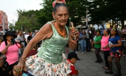 Sonia Isabel Aguilar, 75 ans, danse le 12 mai 2023 sur la place de la Liberté, à San Salvador, reconquise aux bandes criminelles