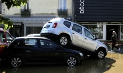 ScĂšne dans une rue d'Ajaccio aprĂšs la chute de pluies diluviennes, le 11 juin 2020