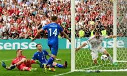 L'Islandais Birkir Saevarsson marque contre son camp contre la Hongrie lors de l'Euro, le 18 juin 2016 à Marseille