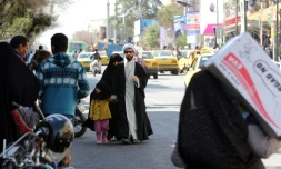 Un religieux iranien avec sa famille, le 24 février 2016 à Qom (130 km de Téhéran)
