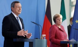 Le chef du gouvernement italien Mario Draghi, au côté de la chancelière allemande Angela Merkel, lors d'une conférence de presse, le 21 juin 2021 à Berlin