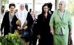 Des femmes bosniaques de l'association "les mères de Srebrenica" arrivent au tribunal de La Hague le 27 juin 2017